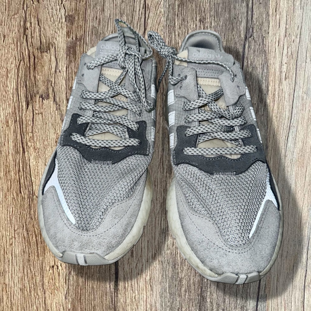 adidas nite jogger sneakers in gray - size 8